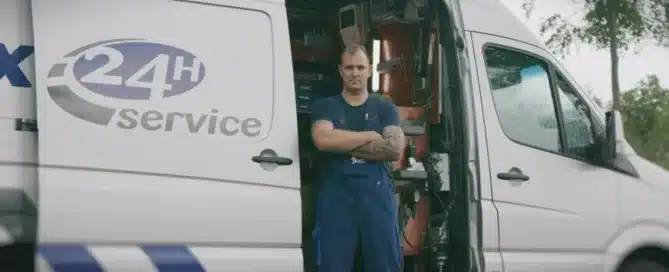 Monteurs van Becx Verhuur werken digitaal in de werkplaats met ondersteuning van slimme automatisering