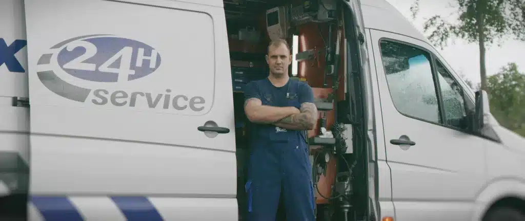 Monteurs van Becx Verhuur werken digitaal in de werkplaats met ondersteuning van slimme automatisering