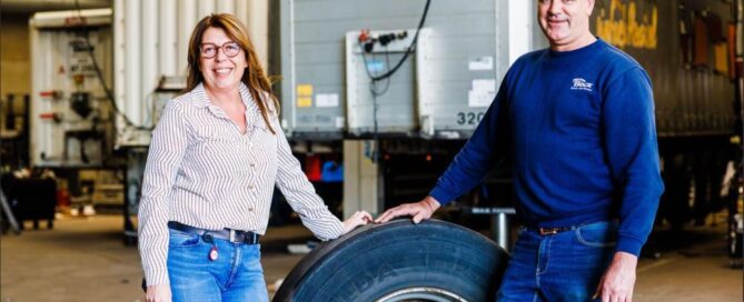 Saskia Winkelman en Berry van Spreeuwel bij Becx Verhuur tijdens interview voor Brabants Dagblad