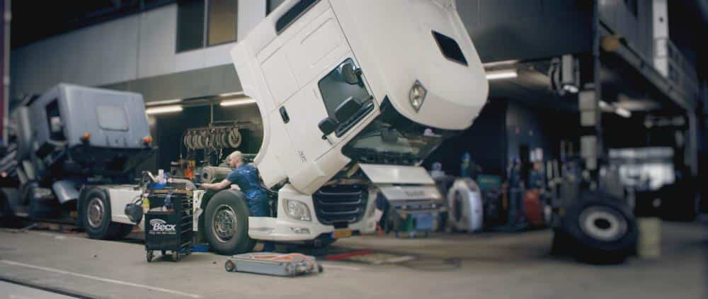 Werkplaats van Becx Verhuur waar trucks en trailers worden onderhouden