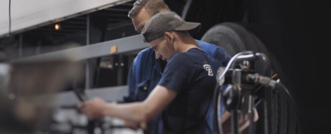 Monteurs van Becx Verhuur werken veilig in de werkplaats