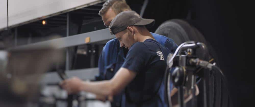 Monteurs van Becx Verhuur werken veilig in de werkplaats